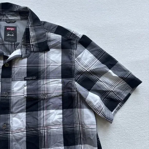 Wrangler Men Large Black Plaid Outdoor Short Sleeve Shirt with UPF 40 Protection - Picture 5 of 14